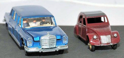 2CV et Mercedes