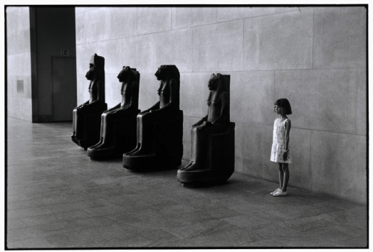 Elliott Erwitt – Amy, Metropolitan Museum, 1988